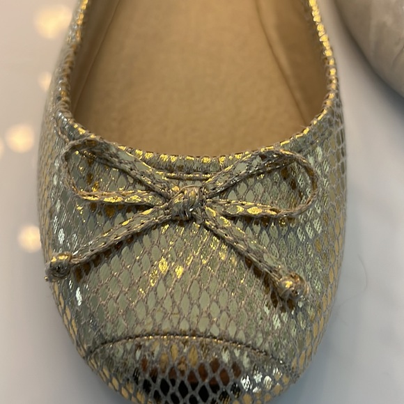 NWOT Cityclassified Gold Flats Size 7. - Picture 3 of 5